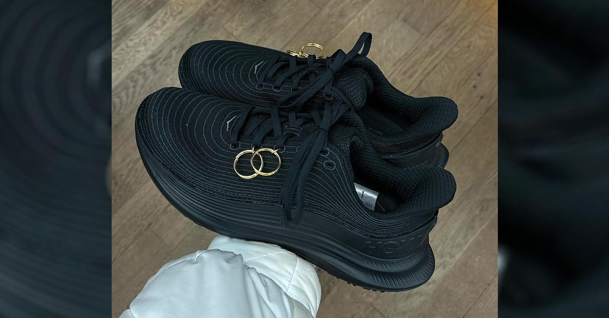 COMME des GARÇONS erweitert die BLACK-Linie mit einer goldenen Note in der Zusammenarbeit mit HOKA TC 1.0